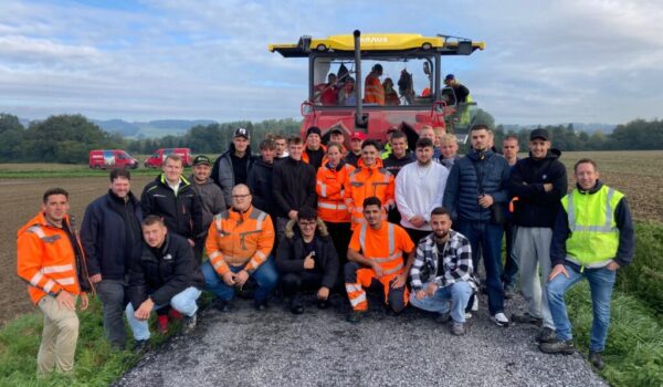 Auszubildende vertiefen Praxiswissen auf Baustelle in Menden